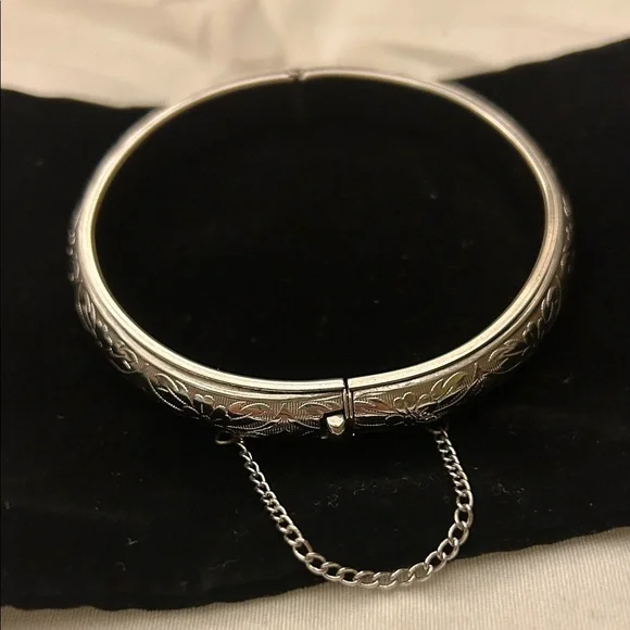 Elegant Silver Bangle Bracelet - Picture 3 of 3